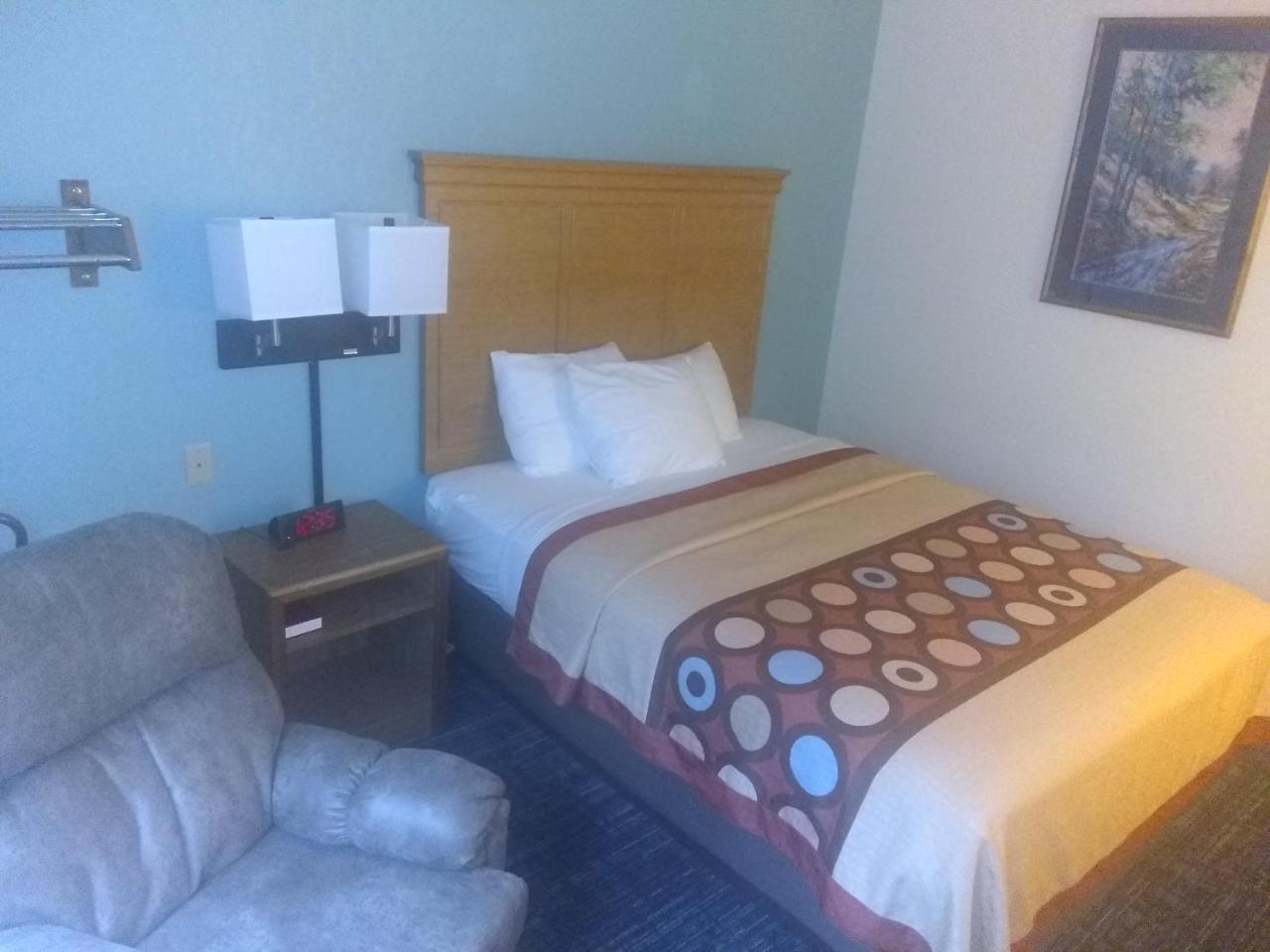 Super 8 By Wyndham Baxter/Brainerd Area Hotel Екстериор снимка